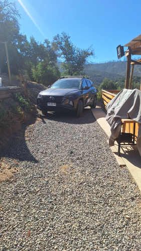 AMPLIO TERRENO CON ACOJEDORA CABAÑA Y PISCINA