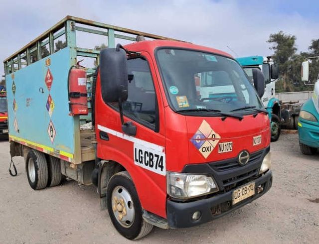CAMION HINO MODELO XZU CON PLATAFORMA HIDRAULICA MARCA ALTIMONI LIFT