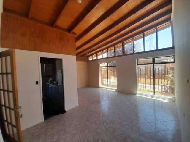 SE VENDE CASA DE  DOS PISOS REMODELADA EN QUILPUÉ, SECTOR LOS PINOS