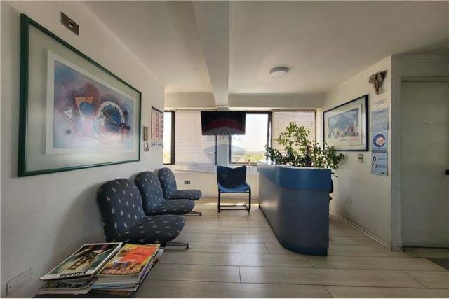 Se vende amplia  y luminosa oficina