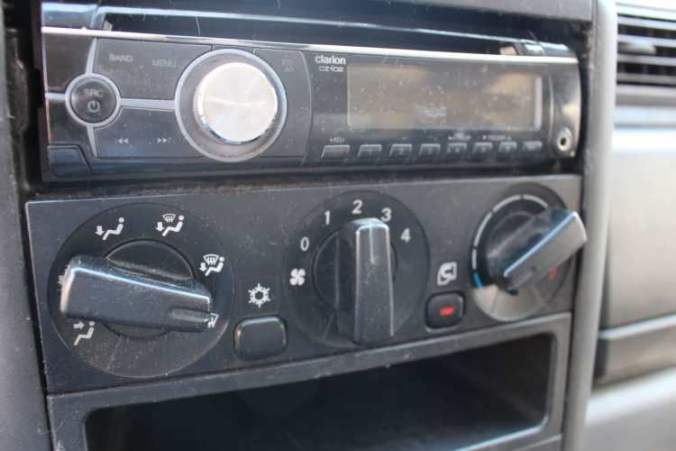 Camion Mitsubishi Fuso Canter 6.5 año 2014 con Furgon 109.000 Kms Full AC