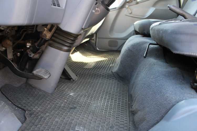 Camion Mitsubishi Fuso Canter 6.5 año 2014 con Furgon 109.000 Kms Full AC