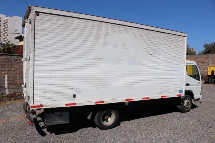 Camion Mitsubishi Fuso Canter 6.5 año 2014 con Furgon 109.000 Kms Full AC