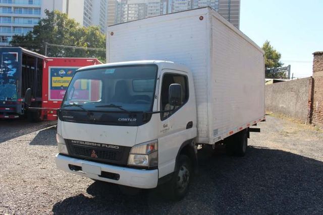 Camion Mitsubishi Fuso Canter 6.5 año 2014 con Furgon 109.000 Kms Full AC