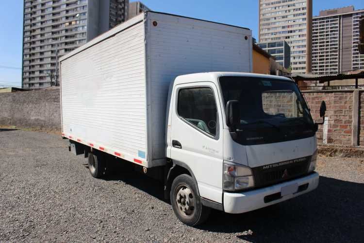 Camion Mitsubishi Fuso Canter 6.5 año 2014 con Furgon 109.000 Kms Full AC