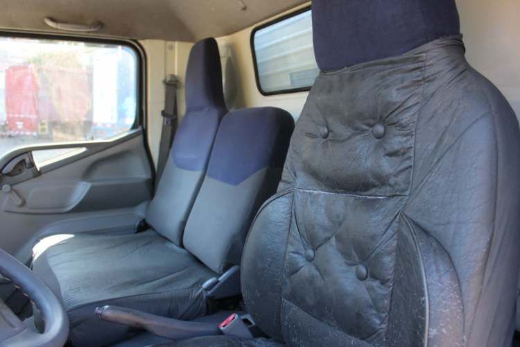 Camion Mitsubishi Fuso Canter 6.5 año 2014 con Furgon 109.000 Kms Full AC