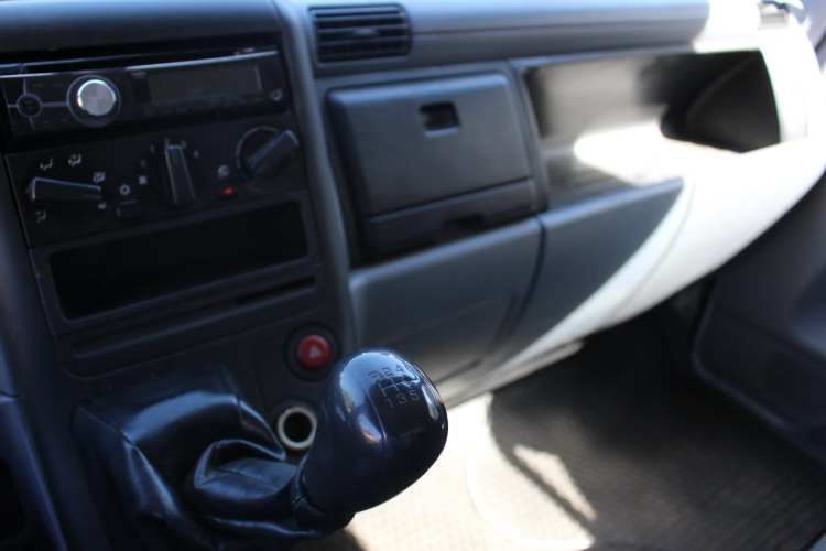 Camion Mitsubishi Fuso Canter 6.5 año 2014 con Furgon 109.000 Kms Full AC