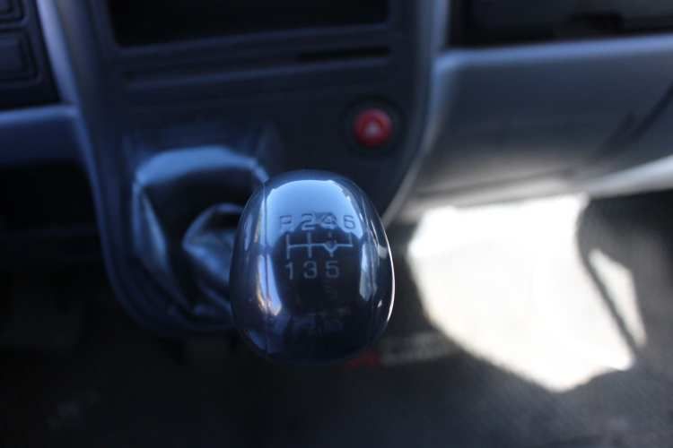 Camion Mitsubishi Fuso Canter 6.5 año 2014 con Furgon 109.000 Kms Full AC