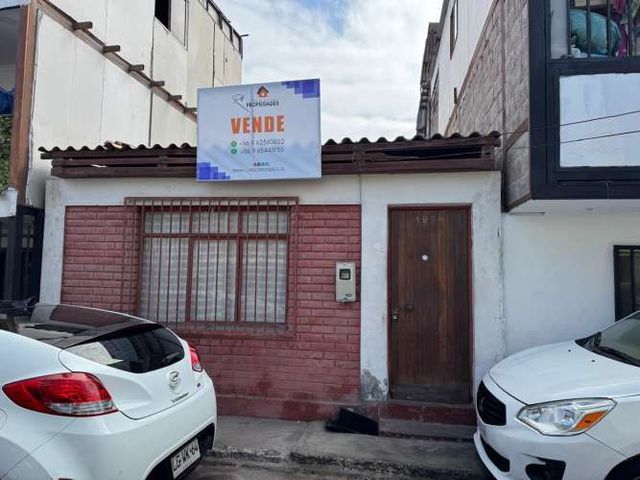 Hermosa casa pasaje primero de mayo Nº 1824 de la Población de Caupolicán Iquique