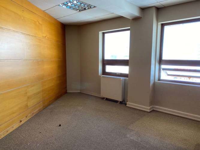 Oficinas amplias con 579 mts2 con varias dependencias en el centro de la ciudad.