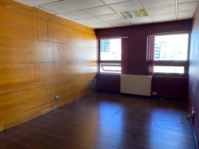 Oficinas amplias con 579 mts2 con varias dependencias en el centro de la ciudad.