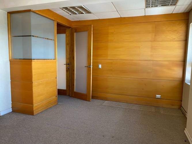 Oficinas amplias con 579 mts2 con varias dependencias en el centro de la ciudad.