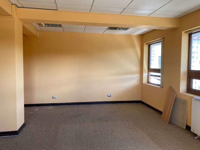 Oficinas amplias con 579 mts2 con varias dependencias en el centro de la ciudad.