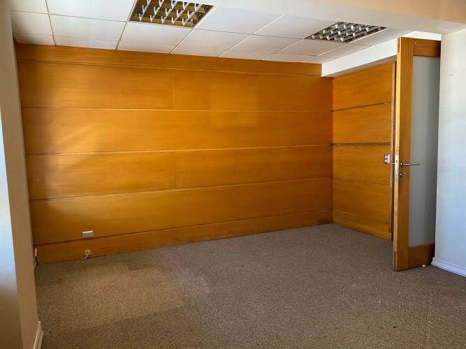 Oficinas amplias con 579 mts2 con varias dependencias en el centro de la ciudad.