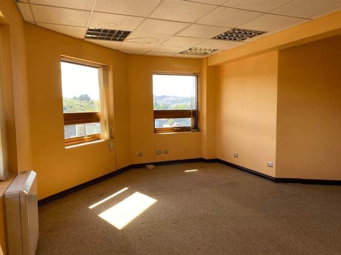 Oficinas amplias con 579 mts2 con varias dependencias en el centro de la ciudad.