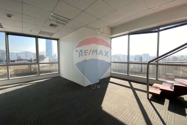 Maravillosa  y amplia oficina dúplex.