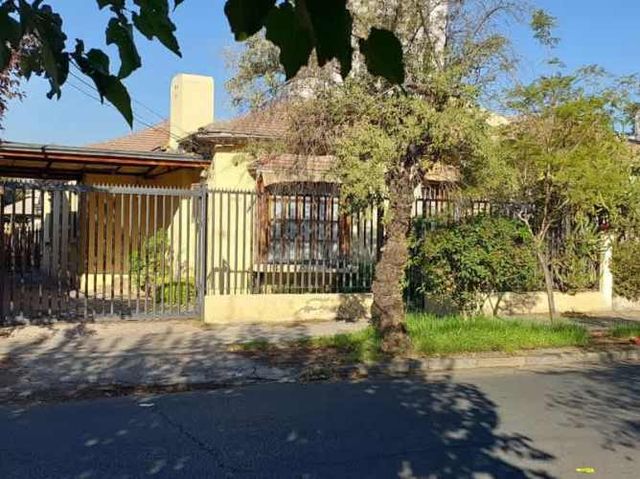 Casa luminosa, con departamento interior, amplio terreno.