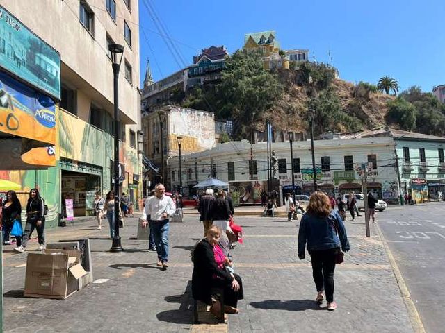 Local en venta frente a Plaza Anibal Pinto, Valparaíso.