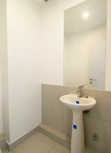 Oficina A PASOS DE SUPERMERCADO JUMBO Y DE EASY