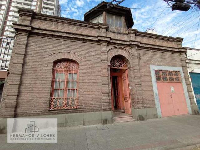 Vendo casa en excelente ubicación de la comuna de Santiago.-