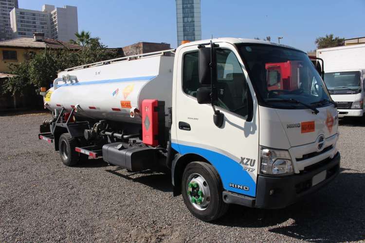 Camion Hino Xzu 917 año 2022 Full AC con Estanque Combustible Certificado