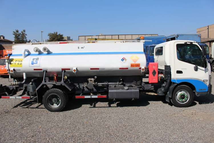 Camion Hino Xzu 917 año 2022 Full AC con Estanque Combustible Certificado