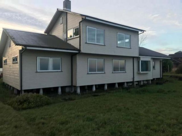 Vende terreno de Media hectárea, con Casa Grande y Taller.