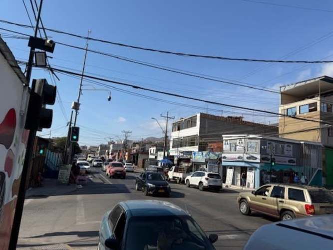 Casa MARÍA ELENA AL LLEGAR A AV. BONILLA A LA VUELTA DE PLAZA BIC