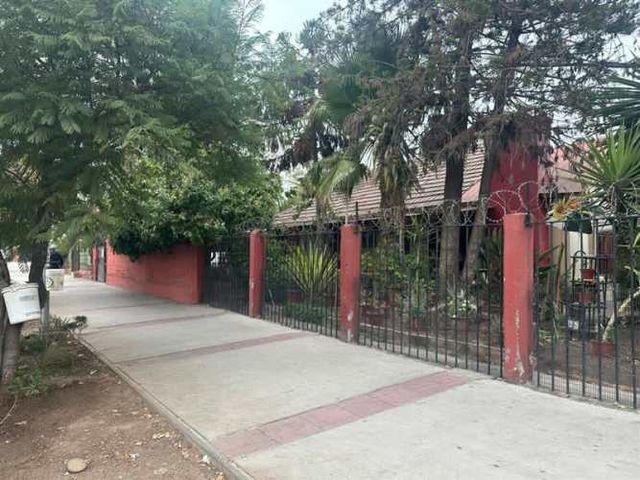 CASA A pasos de metro Rojas Magallanes