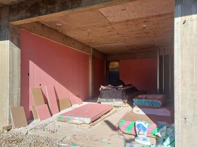 LOCAL COMERCIAL Avenida Parque central con Los Viñedos