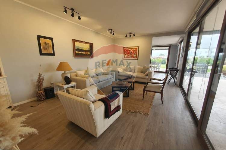 Hermosa casa mediterranea en condominio