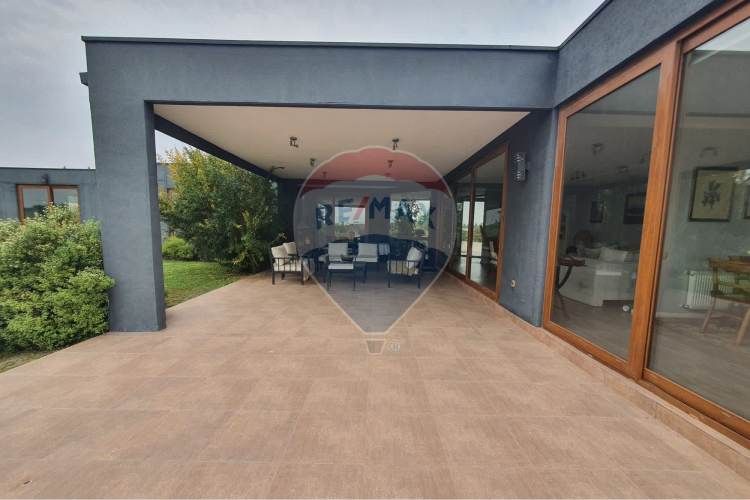 Hermosa casa mediterranea en condominio