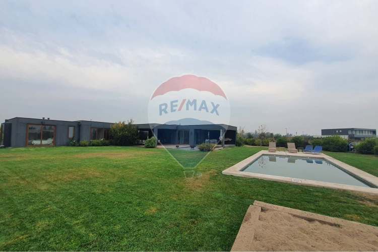 Hermosa casa mediterranea en condominio