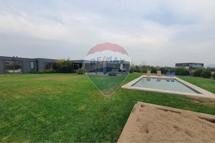 Hermosa casa mediterranea en condominio