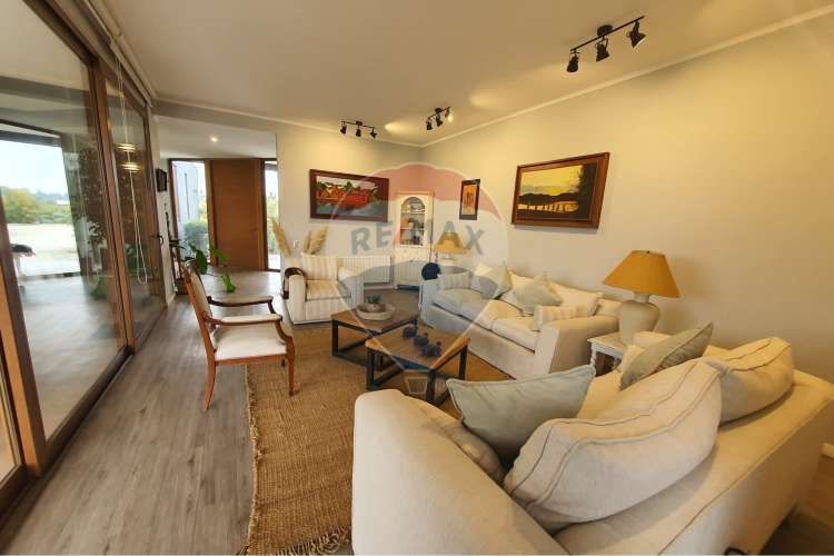 Hermosa casa mediterranea en condominio