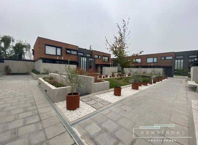 CASA EN CONDOMINIO LAS CONDES 4 DORMITORIOS