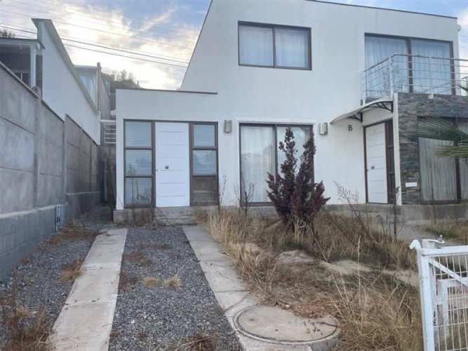 CASA En Venta Casa Aislada con 2°Piso en Condominio Arrayán