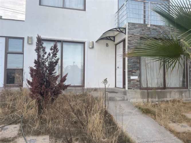 CASA En Venta Casa Aislada con 2°Piso en Condominio Arrayán
