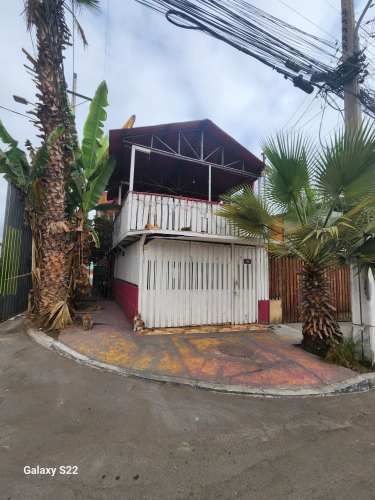 Se vende amplia casa , excelente para inversion