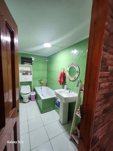 Se vende amplia casa , excelente para inversion