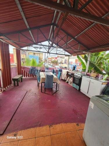 Se vende amplia casa , excelente para inversion