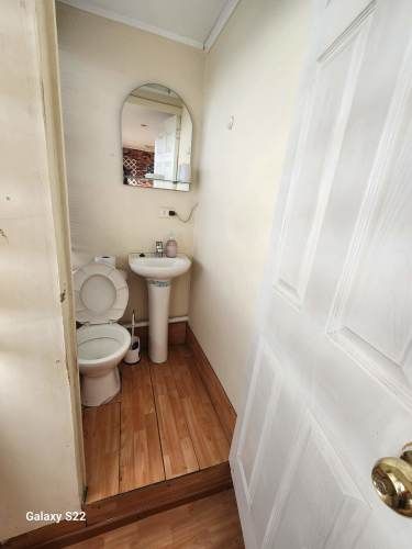 Se vende amplia casa , excelente para inversion