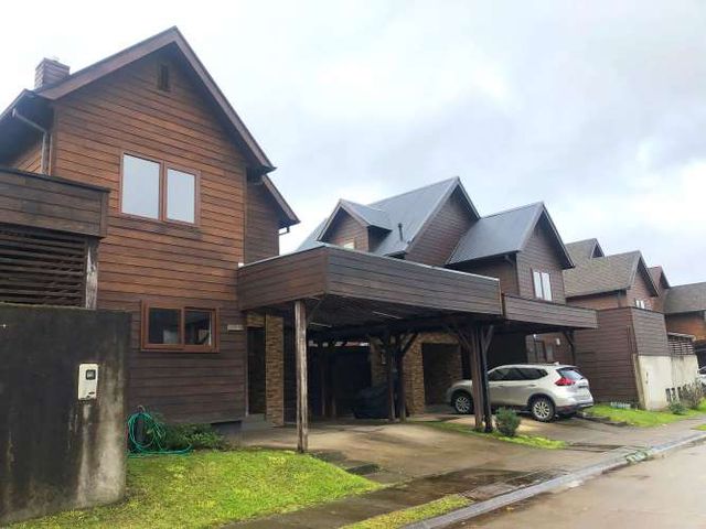 Venta amplia casa en Isla Teja excelente ubicación