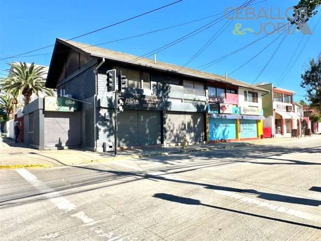 LOCAL COMERCIAL Avenida Victoria con Ignacio Carrera Pinto