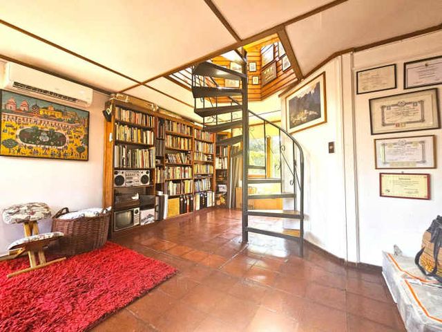 Venta de amplia Casa La Reina, Av. Tobalaba (97058)