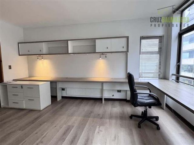 OFICINA Imperial, al lado del hotel Wyndham