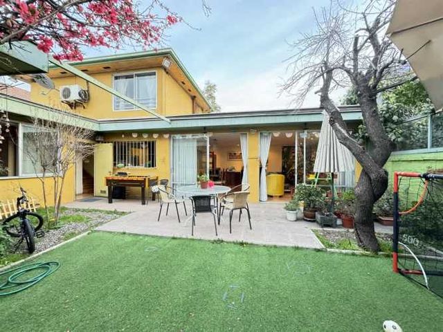 CASA Av Grecia entre Juan Moya y Jorge Monckeberg