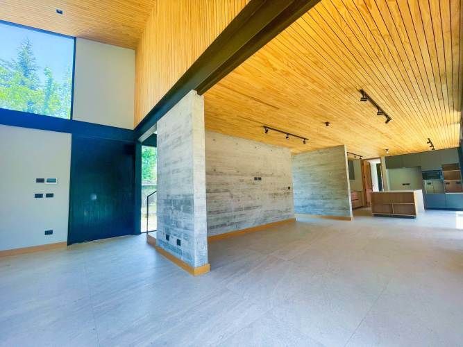 INCREIBLE CASA MINIMALISTA-COLEGIO NEWLAND