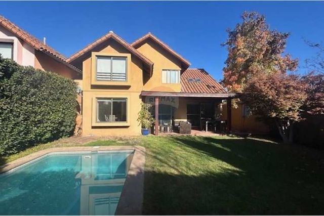 Exclusiva casa en condominio en la reina alta