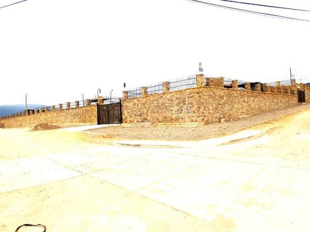 TERRENO CONSTRUCCION TERRENO DE 3298mt2 urbanizado con agua y luz Hermosa vista despejada a la Bahía de la Herradura, con 10 departamentos amoblados para arriendo.